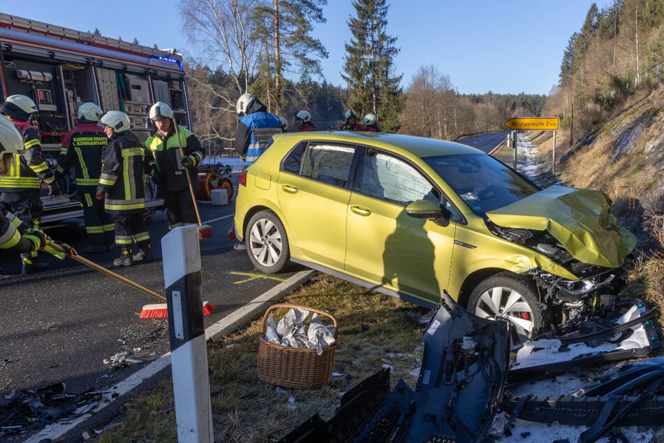 Der VW landete nach dem Zusammenstoß im Straßengraben.