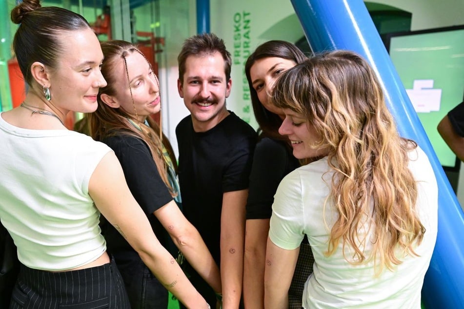 Für manche Beteiligte gab es am Wahlabend eine bleibende Erinnerung auf dem Oberarm.