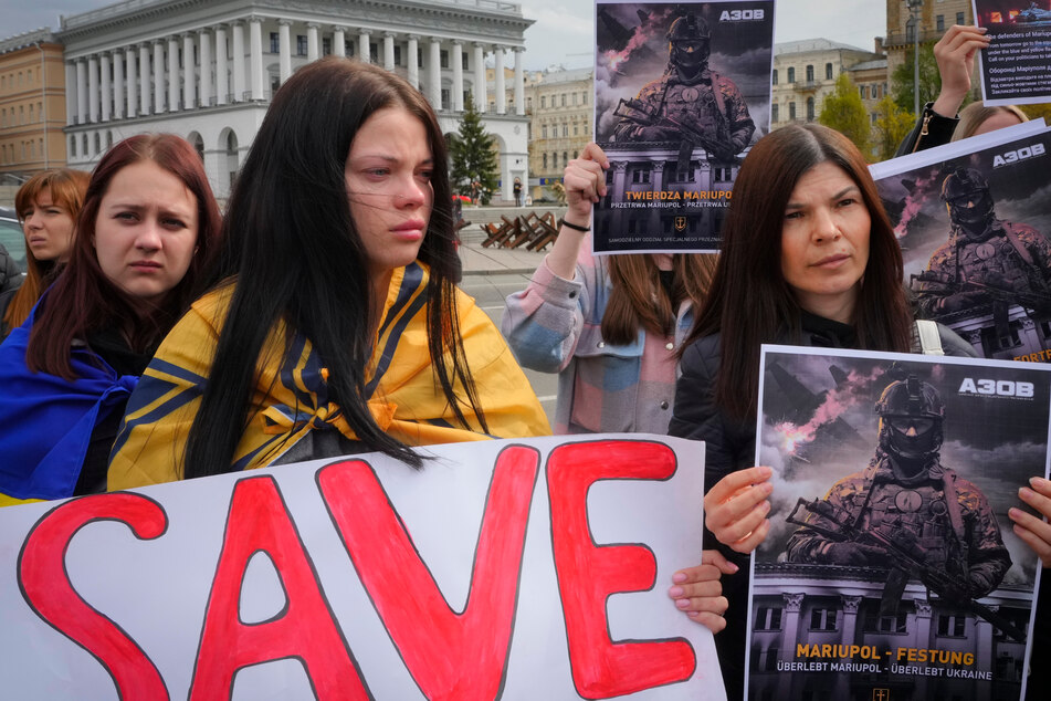 Frauen nehmen in Kiew an einer Demonstration teil, bei der die internationalen Staats- und Regierungschefs aufgefordert werden, einen humanitären Korridor für die Evakuierung des ukrainischen Militärs und der Zivilbevölkerung aus Mariupol inmitten der russischen Invasion in die Ukraine zu organisieren.