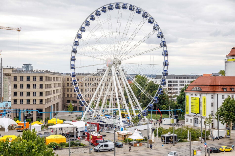 Das 55 Meter große Riesenrad "Wheel of Vision" dreht sich bis 3. Oktober auf dem Postplatz.