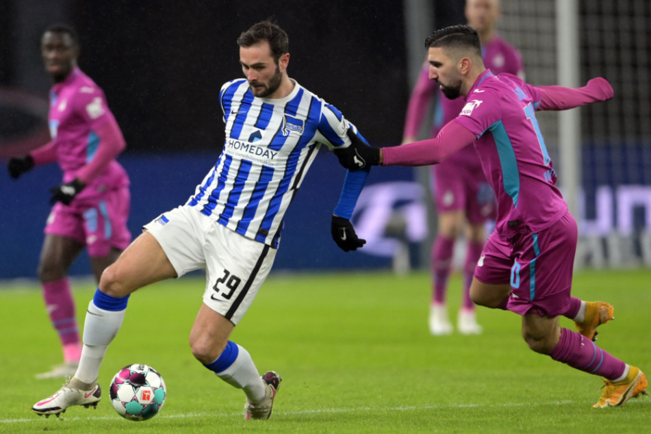 Herthas Lucas Tousart (v.-l.) versucht sich gegen TSG-Stürmer Munas Dabbur (r.) zu behaupten.