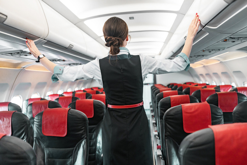 Eine Flugbegleiterin geht vor dem Boarding durch ein Flugzeug. (Symbolbild)