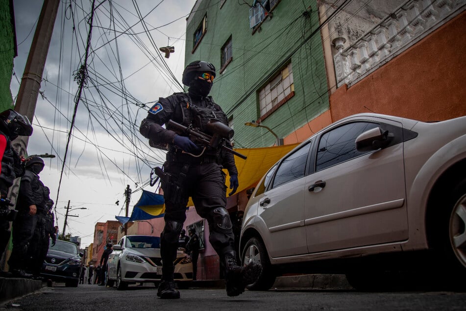 Ein bewaffneter Polizist patrouilliert durch die Stadt während eines Einsatzes gegen den Drogenhandel.
