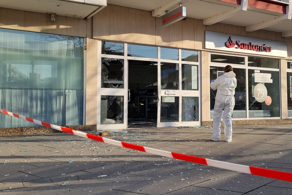 Geldautomaten-Sprengung in Rüsselsheimer Innenstadt: Mehrere Täter auf der Flucht!