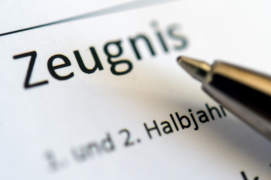Trotz der Corona-Pandemie erhalten Schüler in Schleswig-Holstein ihre Halbjahreszeugnisse. (Symbolfoto)
