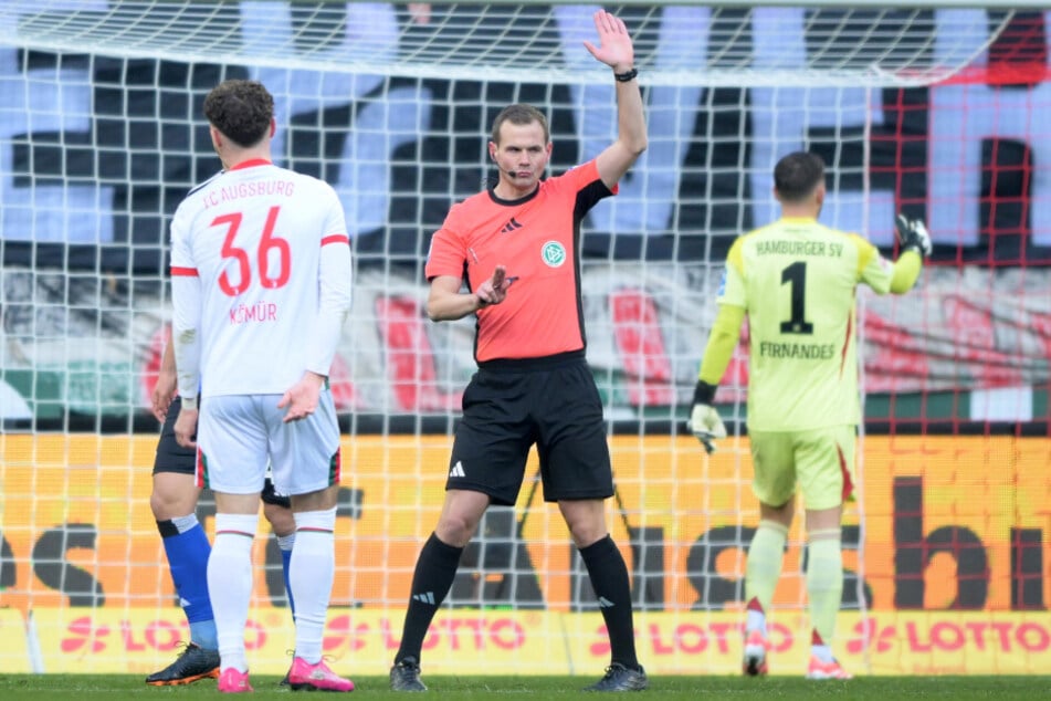 Durchatmen beim HSV: Schiedsrichter Robin Braun (M.) nimmt den Treffer von Augsburgs Fabian Rieder (nicht im Bild) wegen hauchzarter Abseitsstellung zurück.