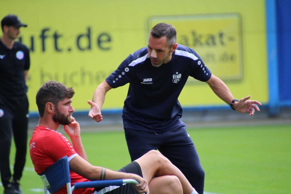 "Was ist das für ein Spiel meiner Mannschaft?" CFC-Coach Christian Tiffert (41, r.) wirkt im Austausch mit seinem Co-Trainer Niclas Hoheneder (36) etwas ratlos.