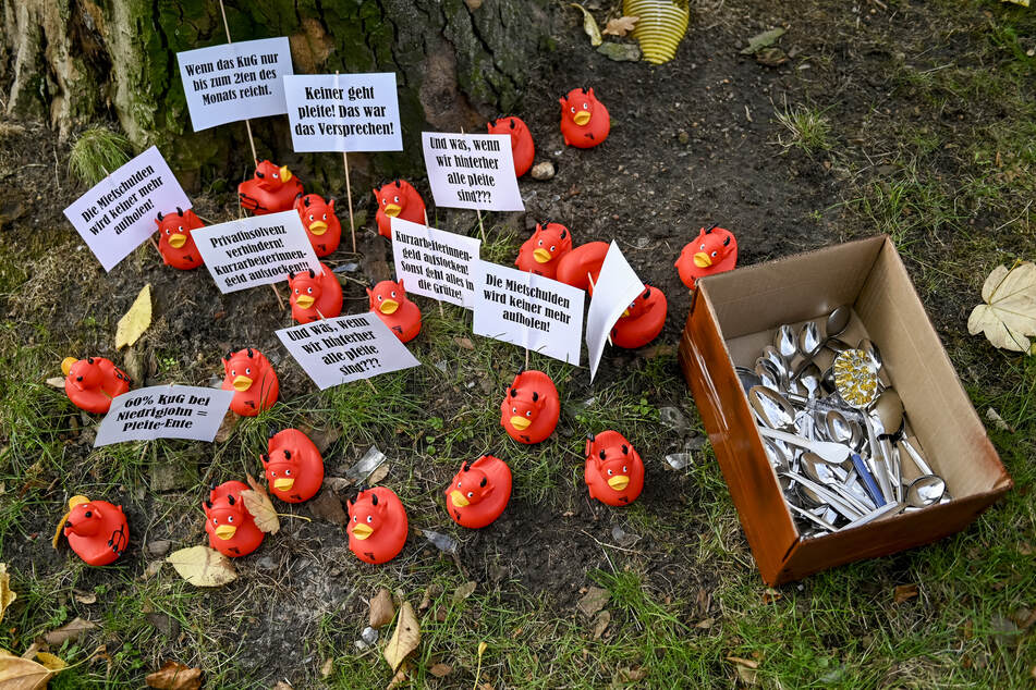 Rote Gummienten, die sogenannten Pleiteenten und gesammelte Löffel, stehen bei einer Protestaktion der Beschäftigten aus Hotels und Gastro vor dem Besenbinderhof.