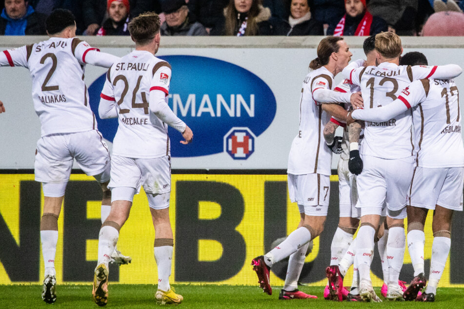 Ein altbekanntes Bild in den vergangenen Wochen: Die Spieler des FC St. Pauli bejubeln einen Treffer - in diesem Fall das entscheidende Tor gegen Heidenheim.