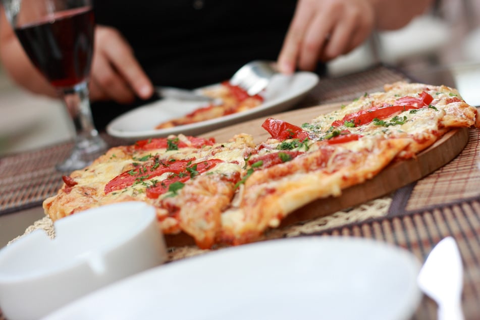 22 Prozent der Deutschen greifen beim Pizzaessen gern zu Messer und Gabel.