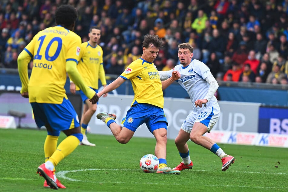 Max Marie (2.v.r.) hämmert die Kugel zum Ausgleich in die Maschen der Berliner.