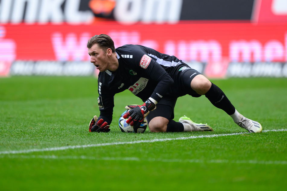 Torhüter Philipp Klewin (30) steigt mit dem VfB Lübeck aus der 3. Liga ab.