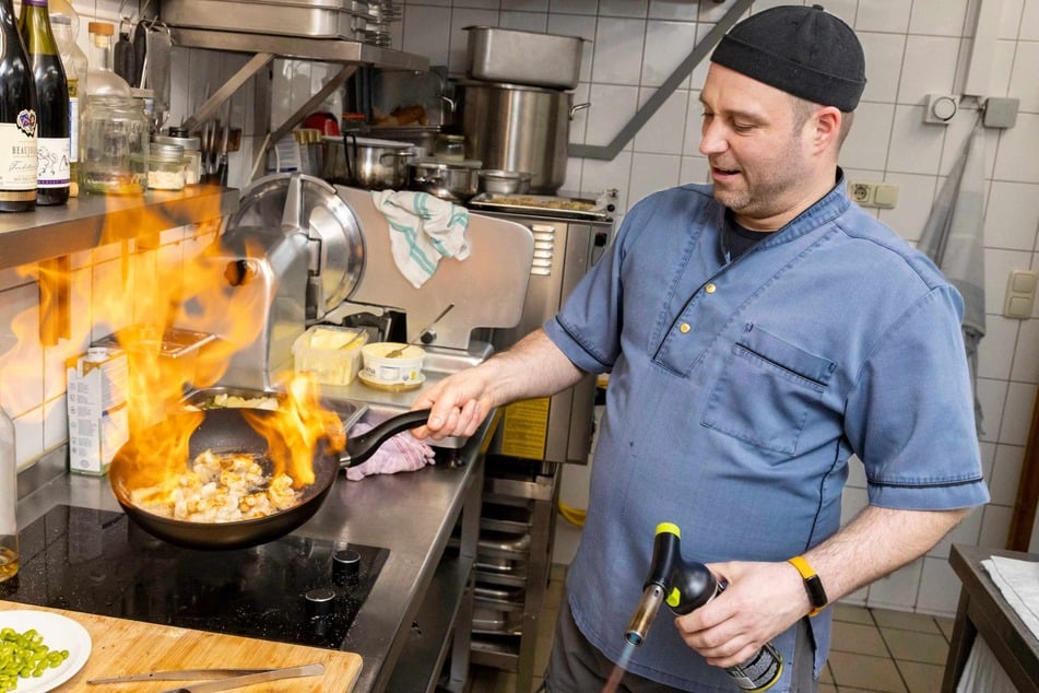 "Petit Frank"-Küchenchef André Fröbel (39) flambiert für das außergewöhnliche Menü Riesengarnelen.