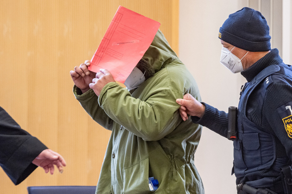 Der 37-Jährige hat gestanden, im Mai 2020 im niederbayerischen Schwarzach seine sechsjährige Tochter und seinen achtjährigen Sohn getötet zu haben.