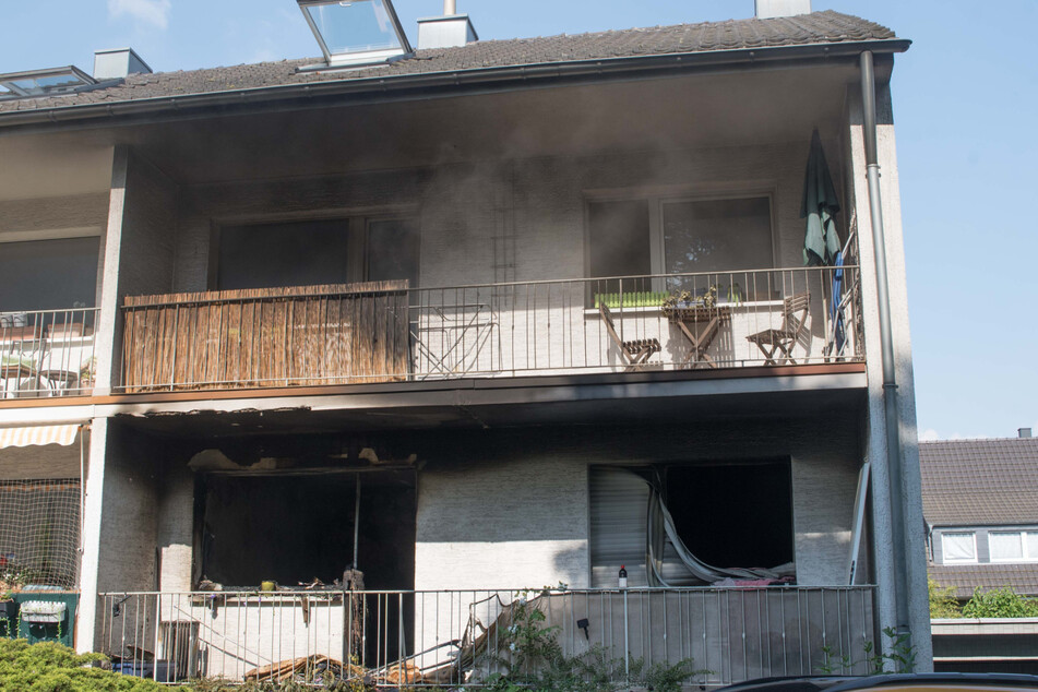 Anrufer alarmierten die Kölner Feuerwehr, weil sie dichte Rauchschwaden aus der Wohnung im ersten Stock gesehen haben.