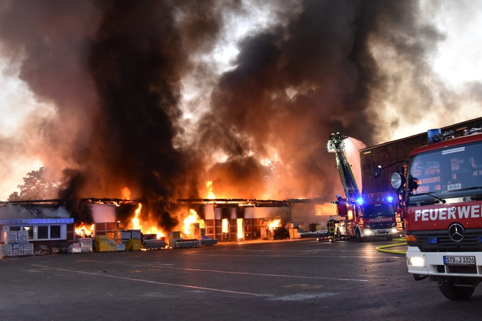 In Harsefeld ist am Dienstagmorgen eine Lagerhalle bis auf die Grundmauern niedergebrannt.