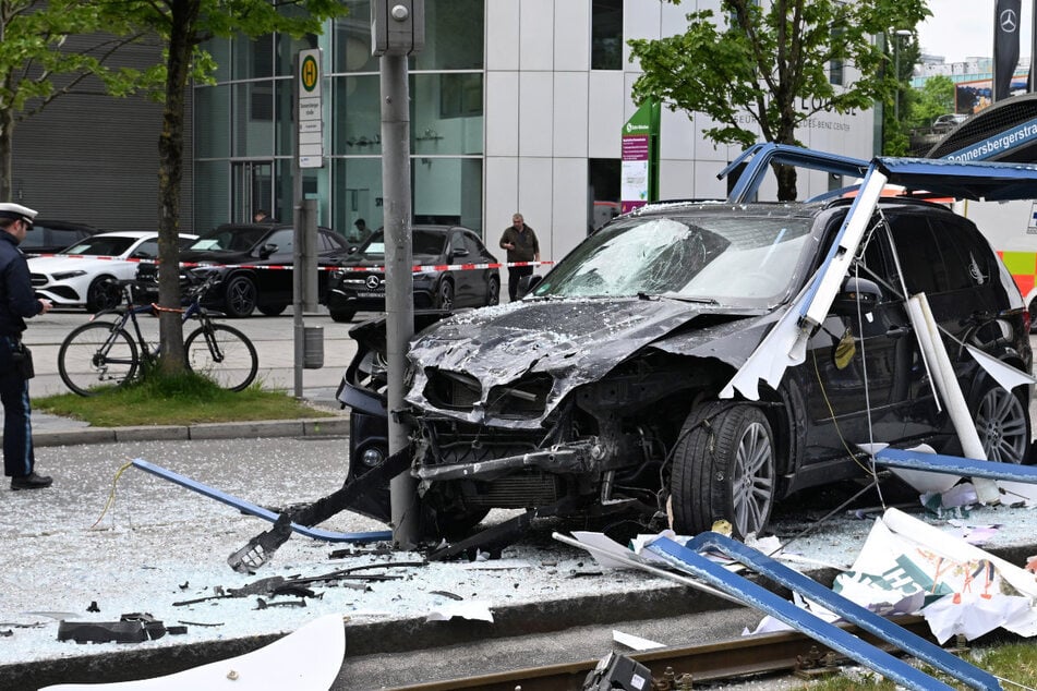 BMW kracht in Haltestelle: Sieben Menschen teils schwer verletzt