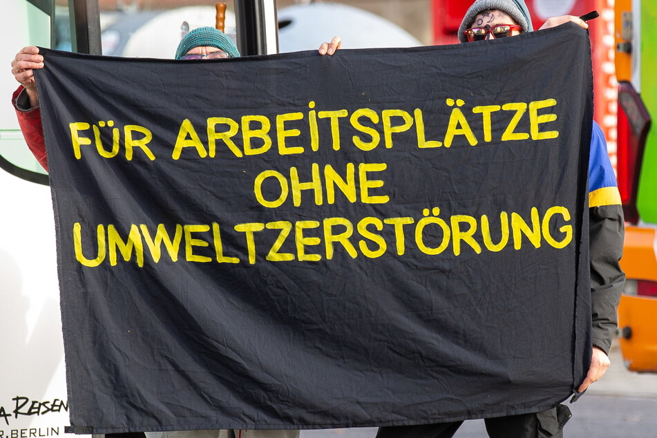 Umweltaktivisten halten in Weißwasser ein Banner mit der Aufschrift "Für Arbeitsplätze ohne Umweltzerstörung" in die Höhe. Das dürfte auch eine Devise des Strukturwandels in der Lausitz sein.