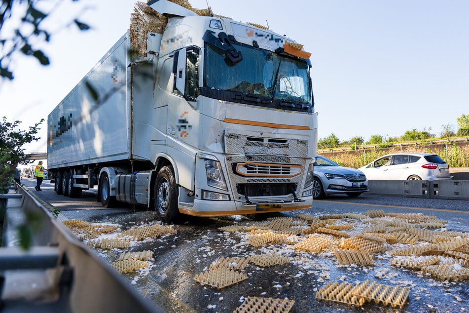 Nach Unfall zweier Lastwagen: Tausende Hühnereier blockieren A3!