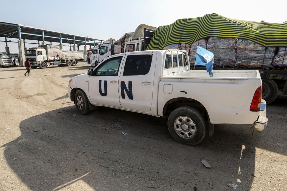 Ein UN-Fahrzeug begleitet die Einfahrt von Hilfslieferungen in den Gazastreifen über den Grenzübergang Kerem Shalom.