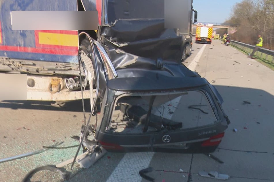 Unfall A1: Tödlicher Unfall auf der A1! Mercedes kracht an Stauende in Lastwagen