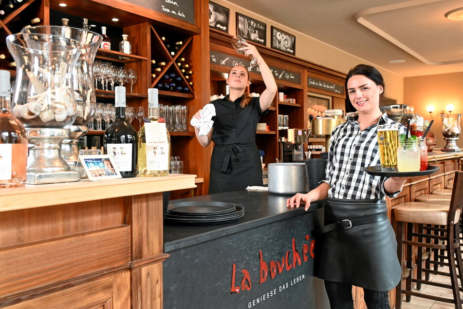 Im Bistro "La Bouchée" arbeiten die Aushilfe Elisabeth Kerber (16, l.) und Restaurantfachfrau Lisa Rothe (25). Das Bistro musste in der vergangenen Woche von Montag bis Mittwoch bereits 15 Uhr schließen.