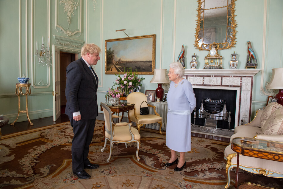 Der frühere britische Regierungsberater Dominic Cummings (49) hat weitere Anschuldigungen gegen Premier Boris Johnson (57) erhoben: Angeblich wollte Johnson zu Beginn der Pandemie die Queen trotz ihres hohen Alters weiterhin persönlich treffen.