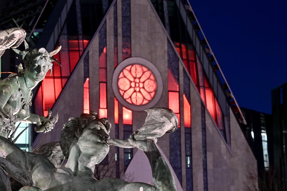 Auch die Fenster des Paulinums der Universität strahlten bereits orange. (Archivbild)