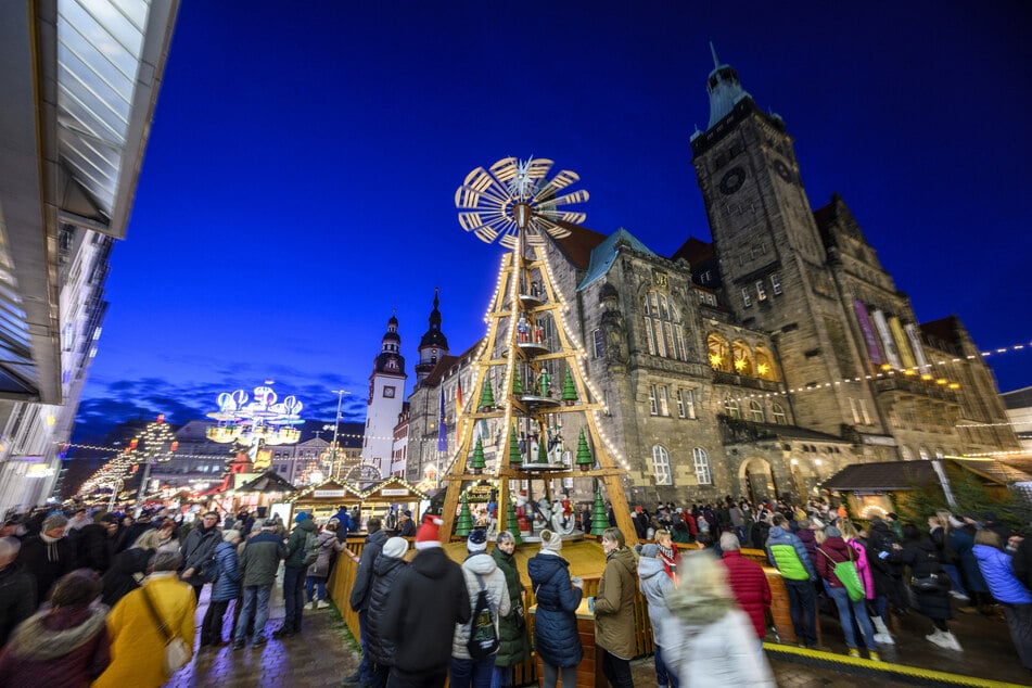 Der Chemnitzer Weihnachtsmarkt wurde am Freitag feierlich eröffnet. Zahlreiche Besucher strömten vor das Neue Rathaus.
