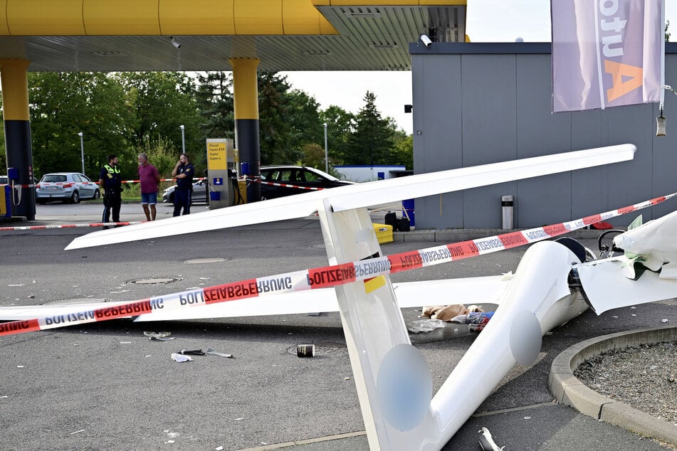 Segelflieger kracht in Tankstelle: Pilot schwer verletzt