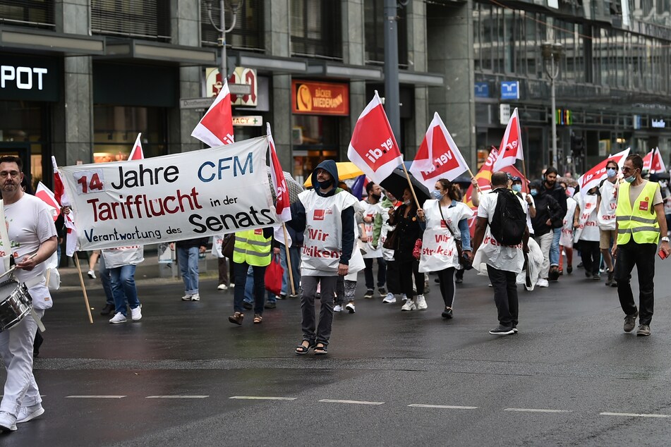 Beschäftigte der Charité Facility Management (CFM) demonstrieren, um die Gewerkschaft Verdi im Tarifkonflikt zu unterstützen.