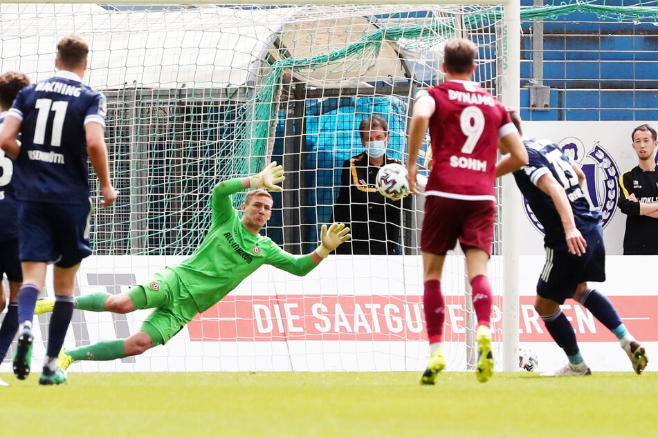 Dynamo Keeper Kevin Broll (M.) ahnte die Ecke, konnte den Elfmeter von Christoph Greger (r.) aber nicht abwehren - 0:2!