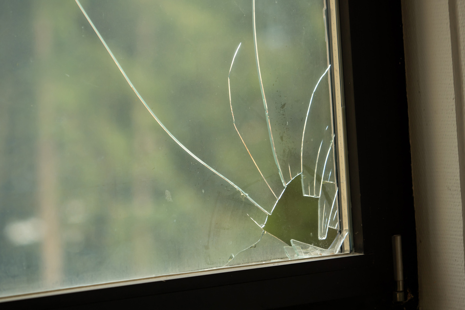 Als die Zeugin um das Haus ihrer Nachbarn lief, entdeckte sie eine eingeschlagene Fensterscheibe. (Symbolbild)