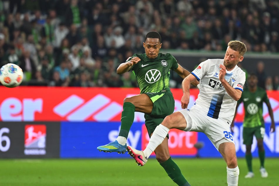 Es sieht nach Ballett aus, doch viel Glanz enthielt das Match zwischen Wolfsburg und Paderborn nicht, auch wenn Jeanuël Belocian und Sebastian Klaas elegant das Bein heben.