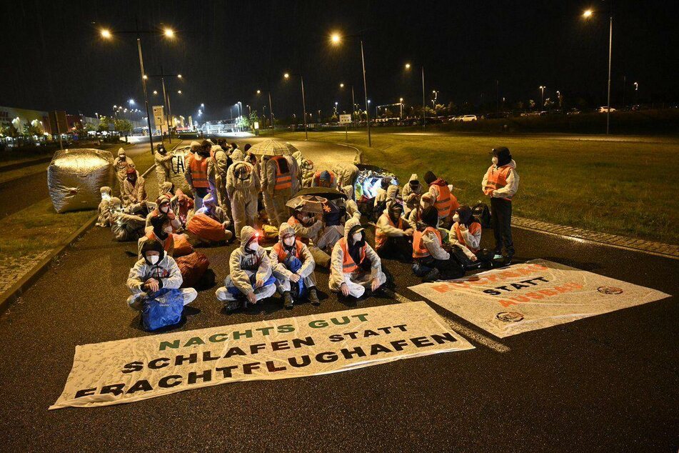 Rund 50 Menschen haben am Freitag die Zufahrt zum Frachtflughafen Halle/Leipzig blockiert.