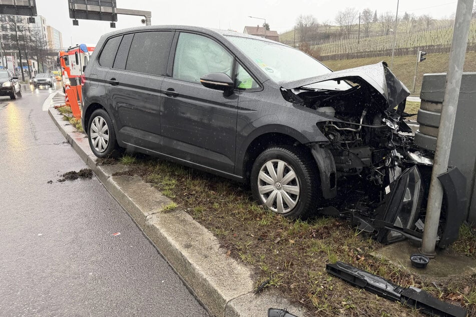 Kontrollverlust im Regen: VW-Fahrer rammt Betonpoller