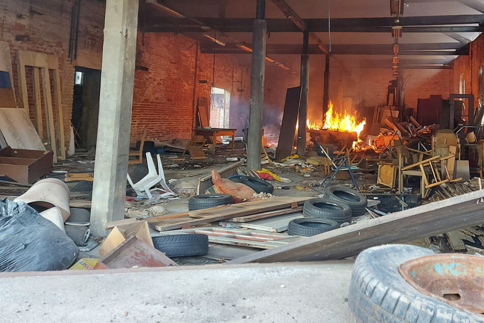 War es Brandstiftung? Feuer in alter Industriebrache in Glauchau