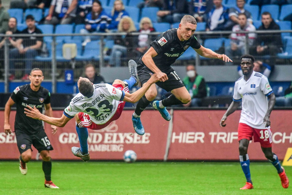 Luca Herrmann (22, 2.v.r.) kann auch mal rustikal hinlangen, wie der Hamburger Jonas Meffert (27.) schmerzhaft erfahren musste. Allerdings war die Partie beim HSV die bisher letzte für Dynamos Mittelfeldmann.