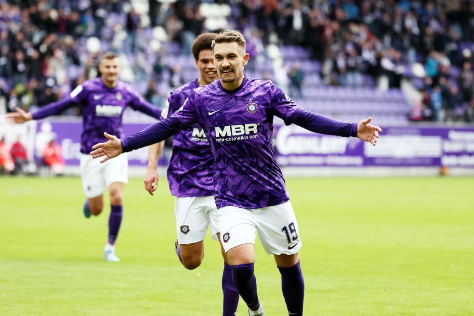 Doppelpack! Aue-Spieler Julian Guttau jubelt nach seinem 2:1-Treffer gegen Essen.