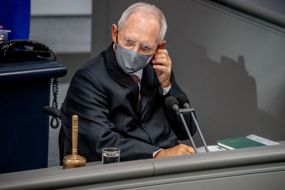 Wolfgang Schäuble (CDU), Bundestagspräsident, nimmt vor der Regierungsbefragung seine Maske ab.