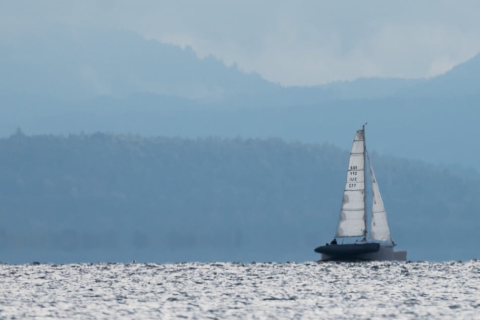 Versuchter Mord auf Segelboot! Nichtschwimmer-Frau wird von Partner über Bord geworfen
