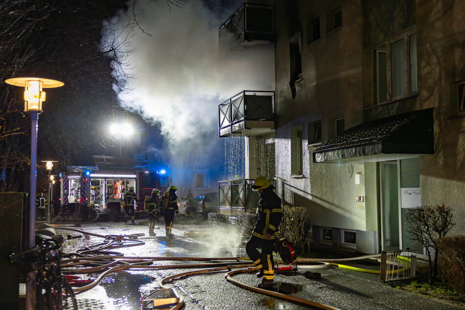 Im südhessischen Biesbesheim am Rhein (Landkreis Groß-Gerau) überraschte ein Küchenbrand die Bewohner eines Mehrfamilienhauses in der Nacht von Freitag auf Samstag.