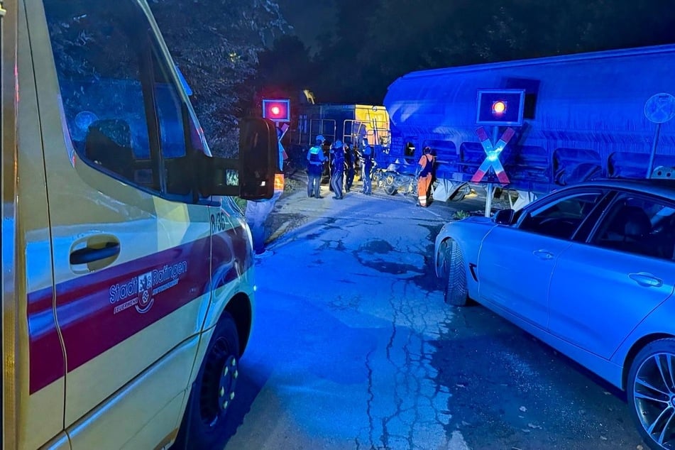 Unfall auf Bahnübergang: Zug kracht in Auto, Fahrer kommt ins Krankenhaus