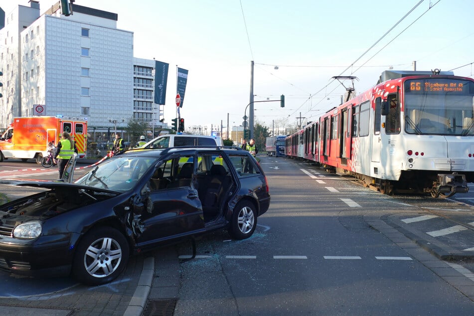 Bei dem Unfall zwischen einem Autofahrer und einer Straßenbahn am Donnerstagmorgen in Bonn wurde ein Mann in seinem Wagen eingeklemmt.