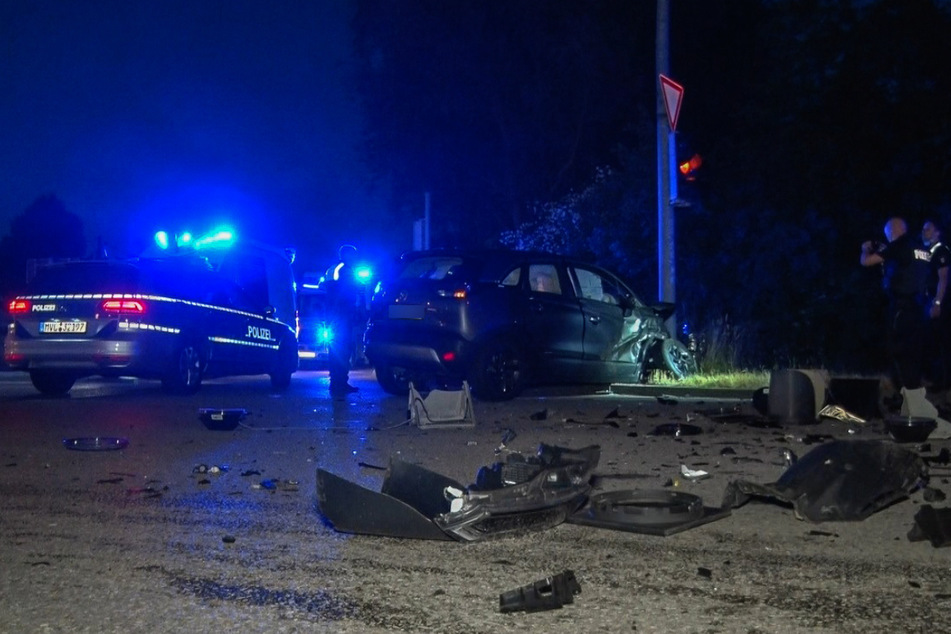 Der Leihwagen des Unfallverursachers kollidierte mit einem Ampelmast der Kreuzung.