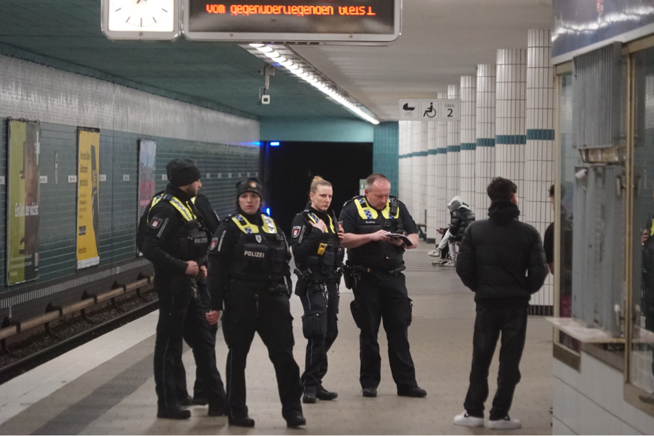 Polizisten suchten auch in der U-Bahn-Station "Rauhes Haus" nach Zeugen und Verdächtigen.