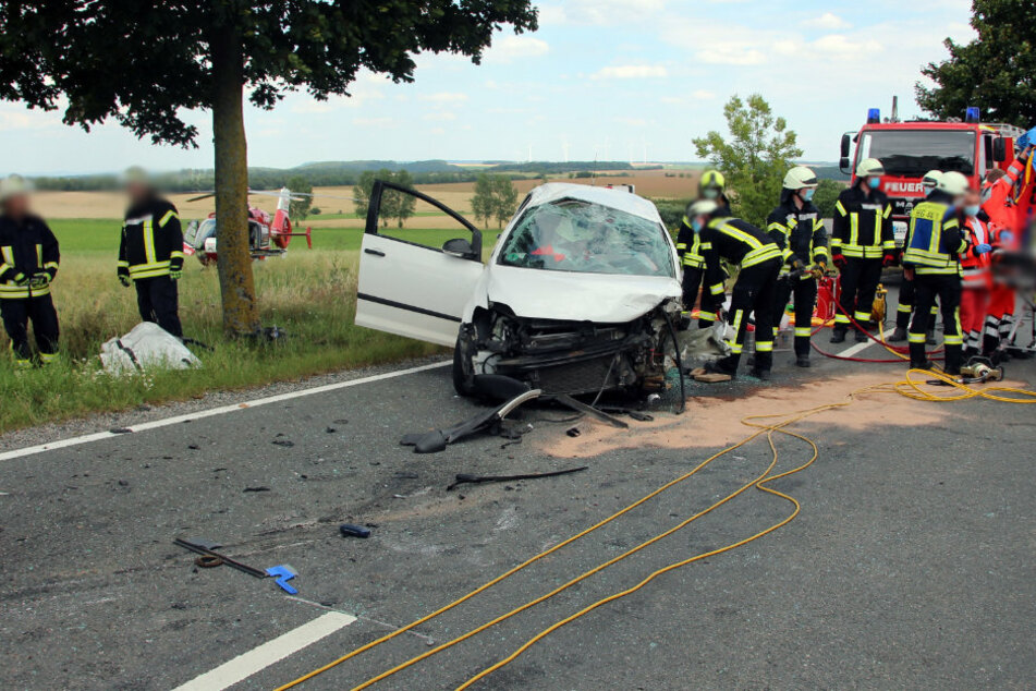 Die VW-Fahrerin wurde bei dem Unfall im Fahrzeug eingeklemmt.