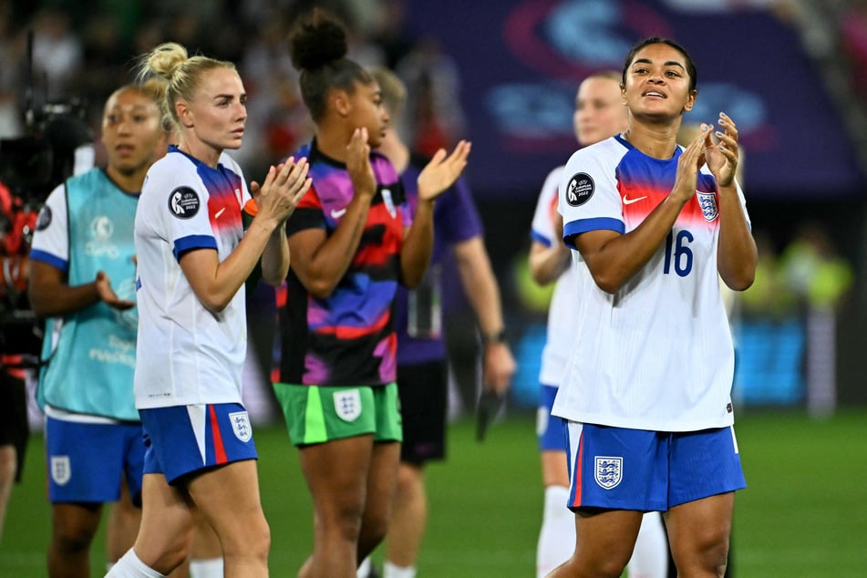Englands Nationalspielerin Jessica Carter (27, r.) berichtet über Rassismus in den sozialen Medien. Darauf reagiert auch ihr Verband - und schaltet bei der EM die englische Polizei ein.