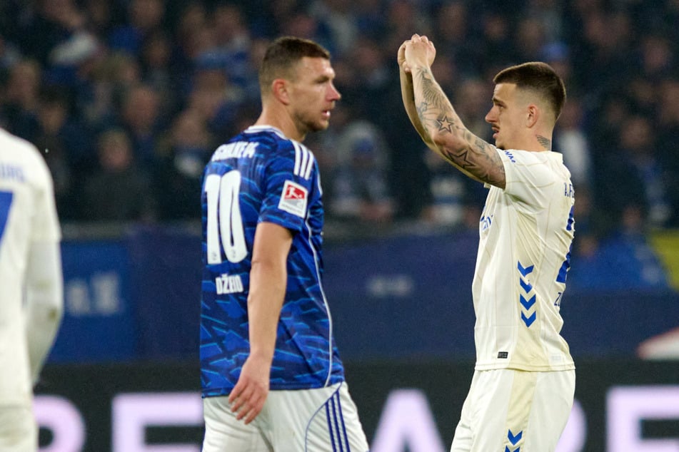 Zwei Stürmer unter sich: Edin Džeko (l39, l.) und Mateusz Zukowski (24) konnten in diesem Topspiel beide treffen.