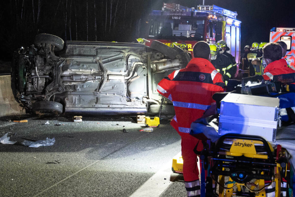 Zahlreiche Einsatzkräfte eilten nach dem Crash auf der A661 zum Unfallort.